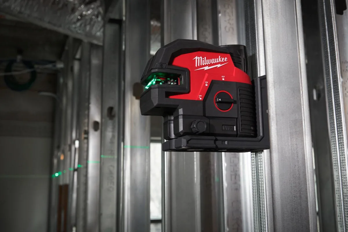 Laser M12 CLL4P zamocowany na stalowym profilu