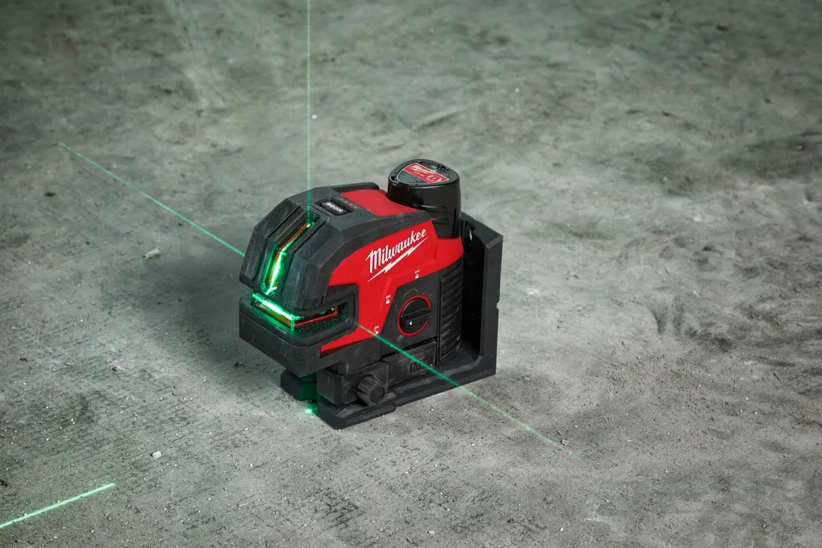Laser M12 CLL4P wyświetla linie i punkty na posadzce