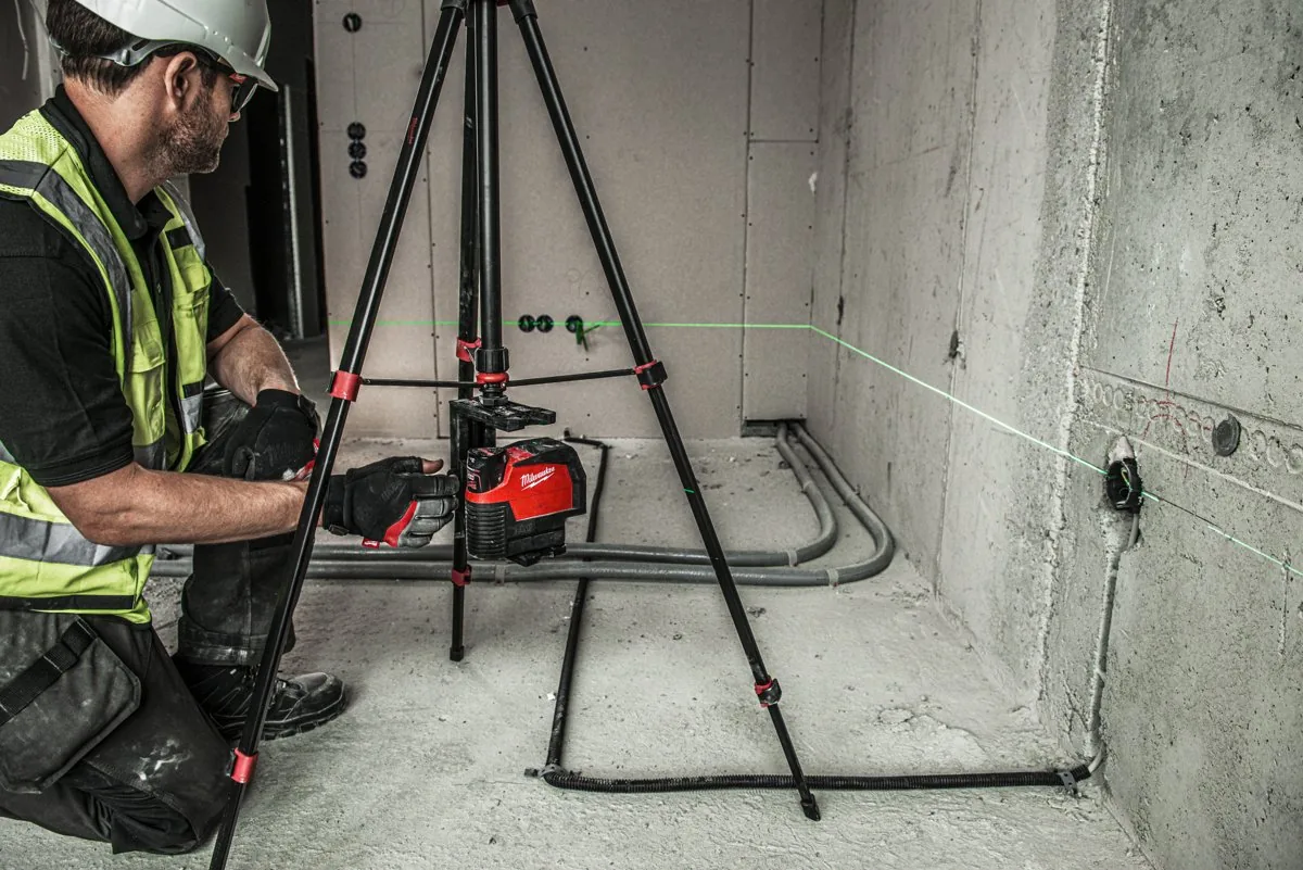 Laser M12 CLLP na statywie przy trasowaniu instalacji