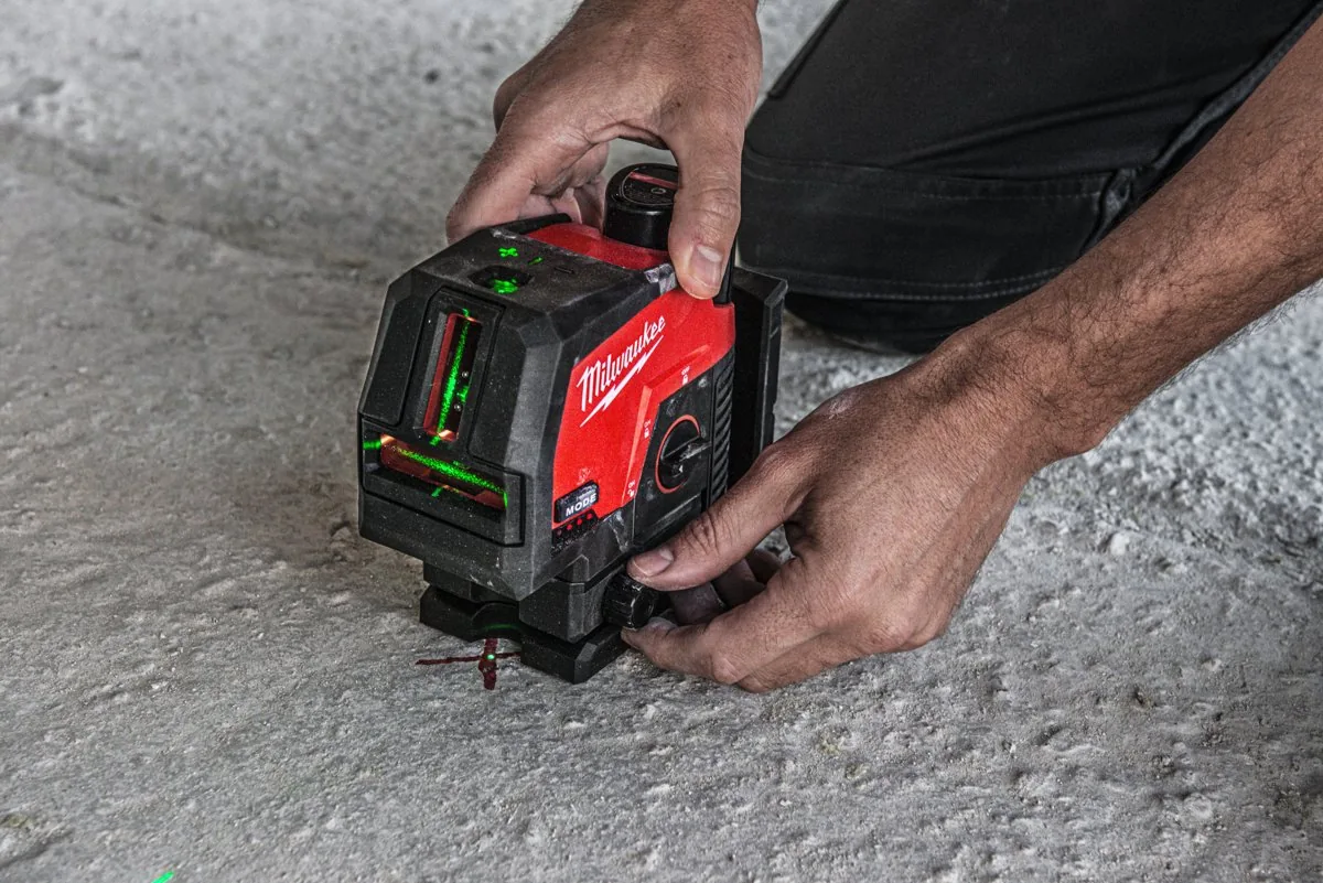 Monter ustawia laser M12 CLLP nad punktem na posadzce