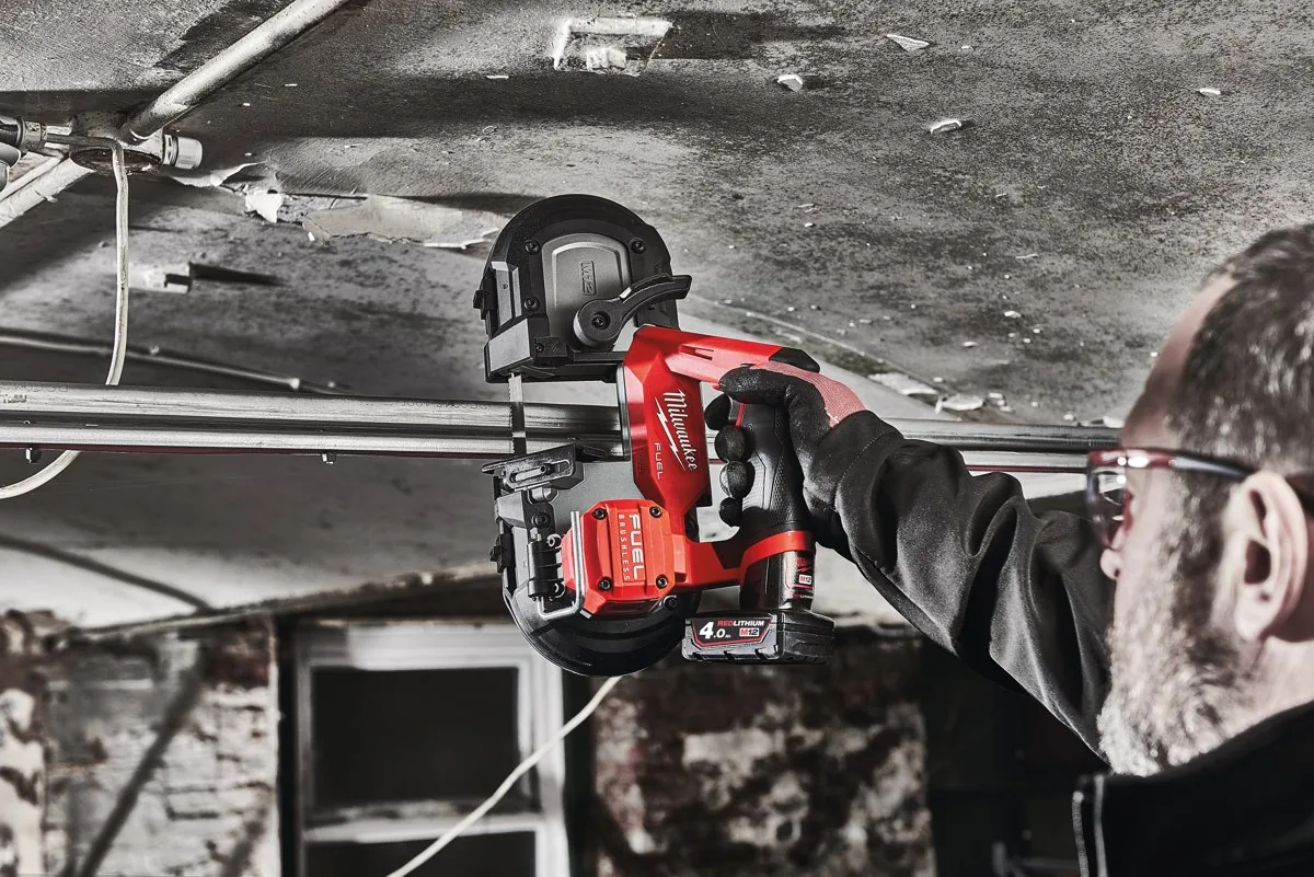 Instalator tnie M12 FBS64 pręt gwintowany pod stropem piwnicy jedną ręką