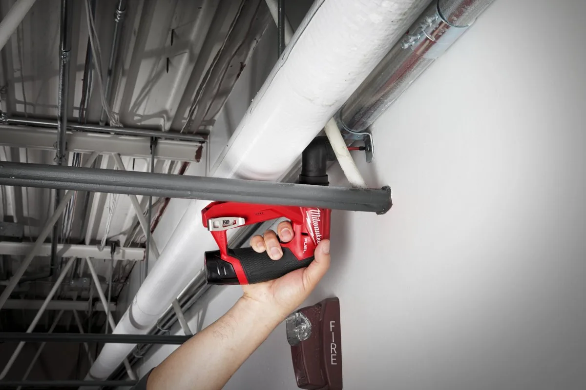 M12 FDDX z głowicą kątową wkręca pod stropem między rurami instalacji
