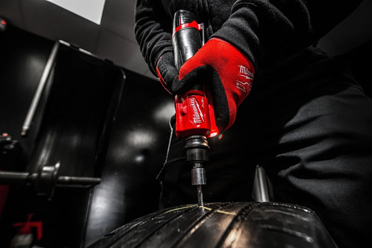 Rozwiercanie uszkodzenia w bieżniku opony szlifierką M12 FTB