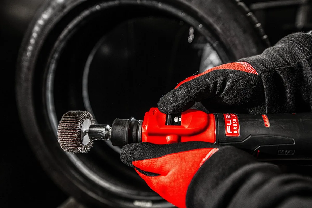 Praca szczotką we wnętrzu opony szlifierką M12 FTB