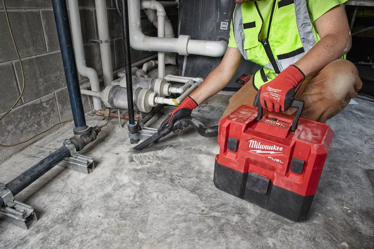 Hydraulik odkurza posadzkę przy rurach odkurzaczem M12 FVCL