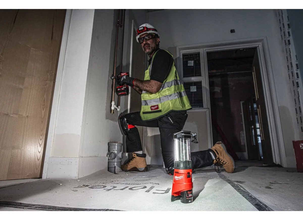 Monter pracuje przy instalacji przy świetle lampy M12 LL