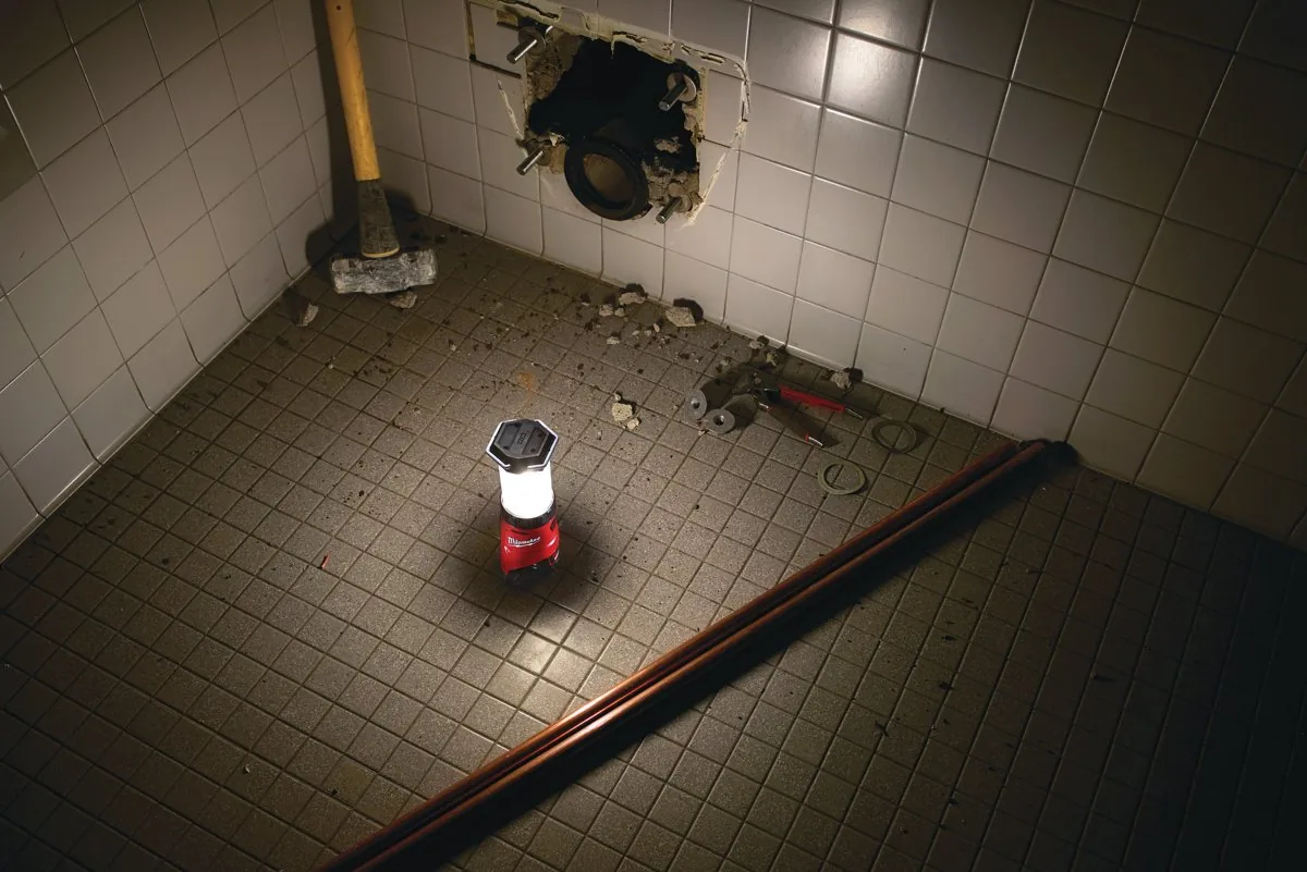Lampa M12 LL oświetla łazienkę w trakcie remontu