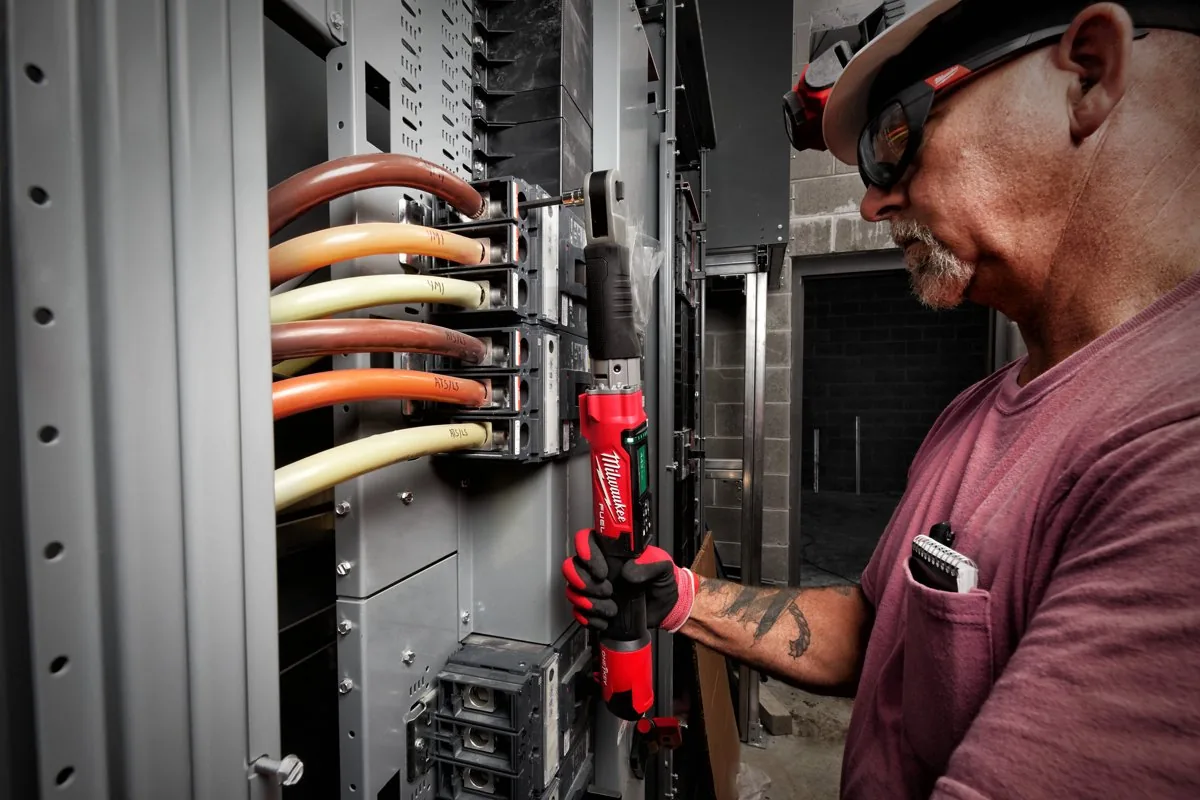 Elektryk dokręca M12 ONEFTR38 śruby w rozdzielnicy