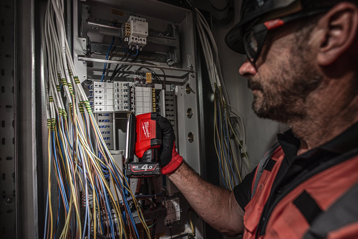 Elektryk w rozdzielnicy z lampą M12 PAL