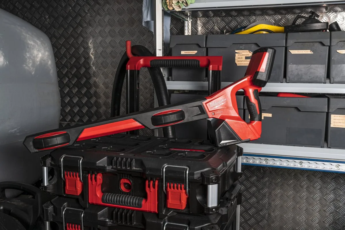 Lokalizator M12 PL w busie na skrzyniach PACKOUT