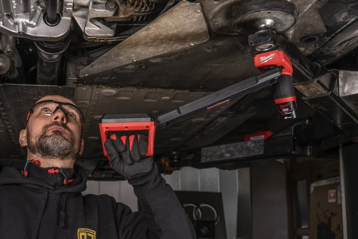 Mechanik kieruje głowicę lampy M12 UCL na układ wydechowy
