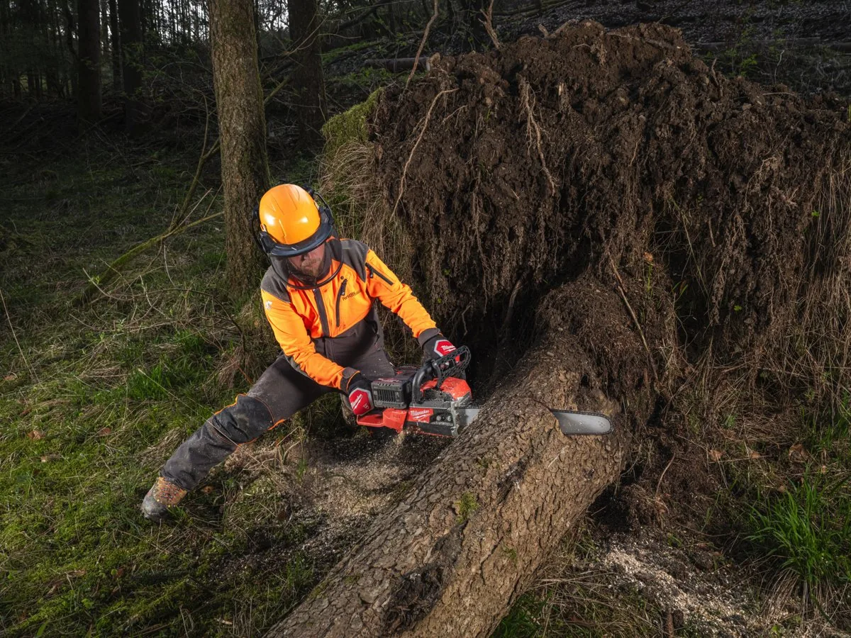 Cięcie wykrotu pilarką M18 F2CHS50 w lesie