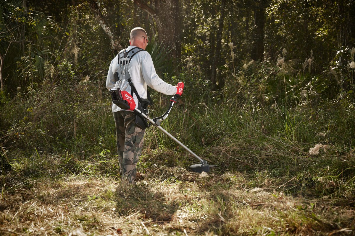 Wykaszanie gęstych zarośli wykaszarką M18 FBCU