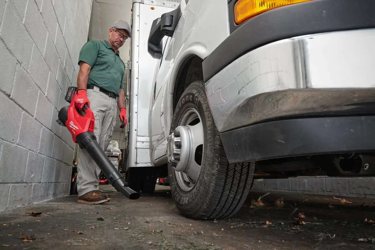 M18 FBLG3 czyści miejsce parkingowe pod samochodem dostawczym