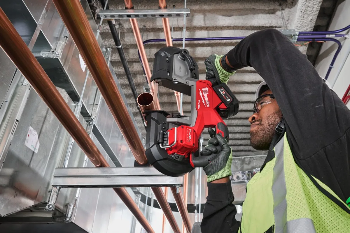 Instalator tnie M18 FBS127 rurę miedzianą nad głową pod stropem