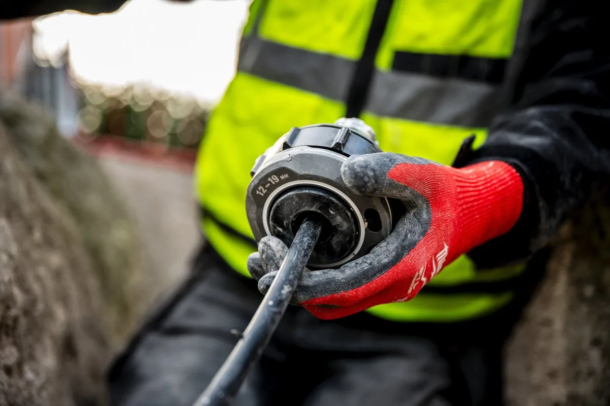 Zakładanie głowicy M18 FCST na kabel