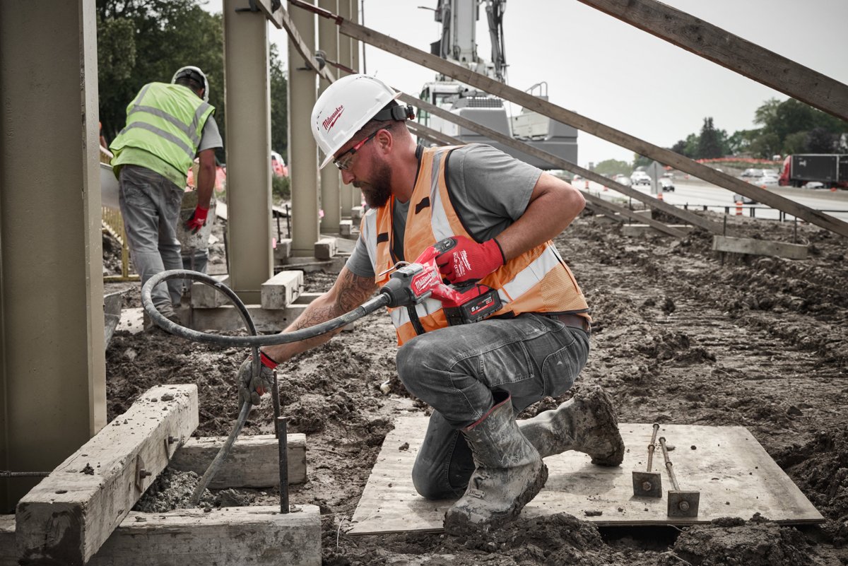Zagęszczanie betonu w fundamencie wibratorem M18 FCVN