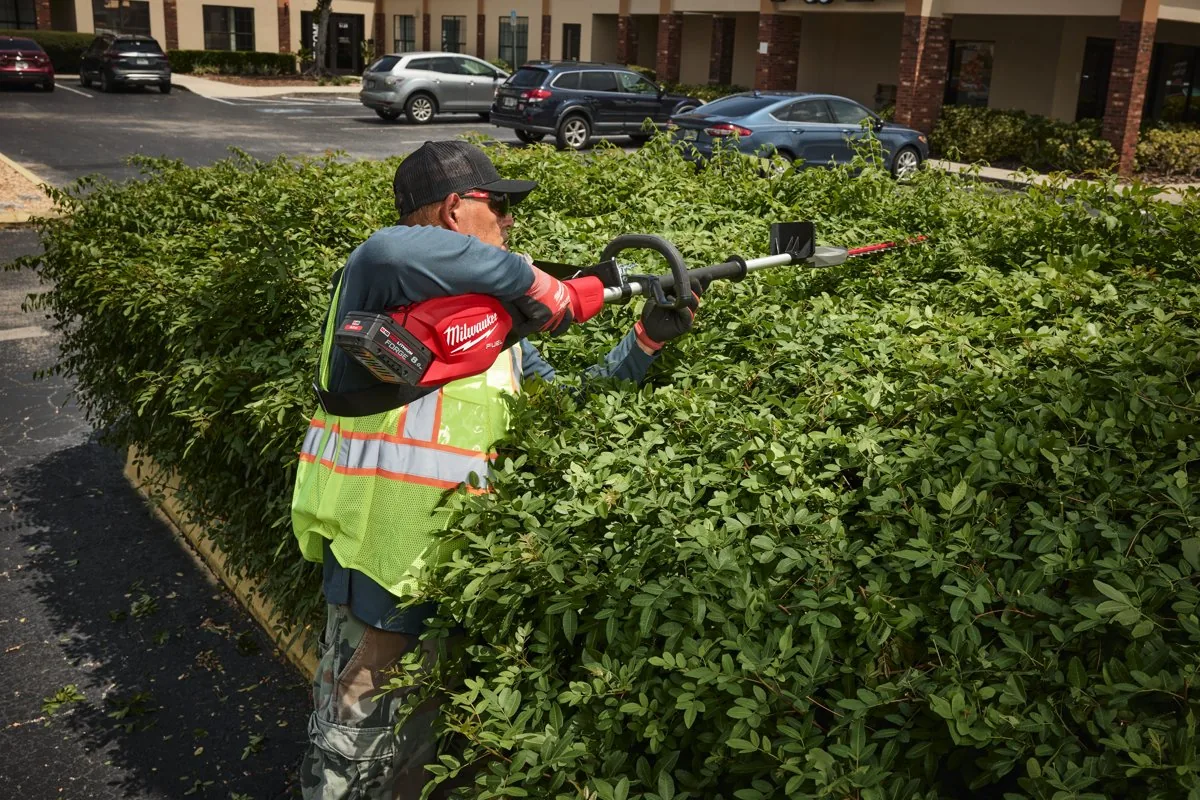 Przycinanie żywopłotu przy parkingu nożycami M18 FHETSP