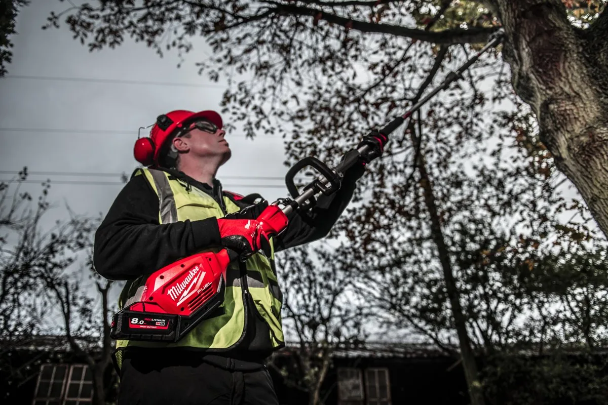 Operator tnie konar przystawką M18 FOPH-CSA z głowicą QUIK-LOK