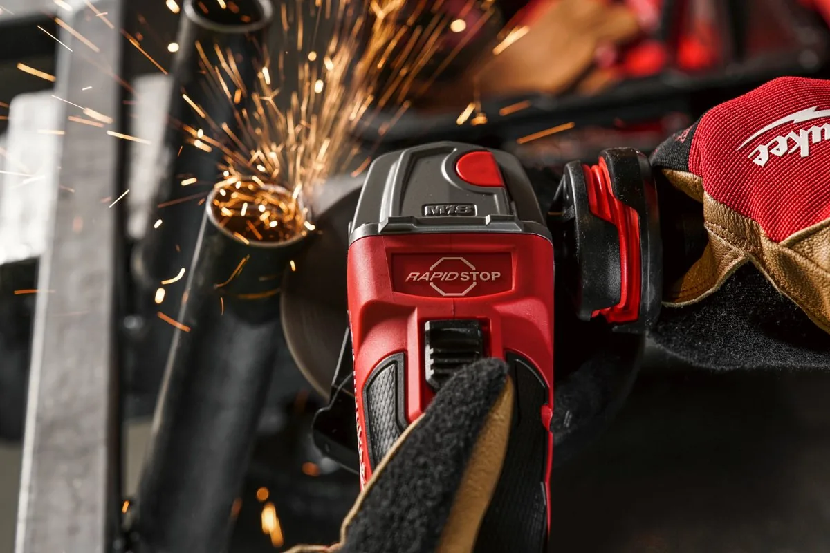 M18 FSAG125XB tnie stalowy profil, snop iskier, widoczne oznaczenie RAPIDSTOP