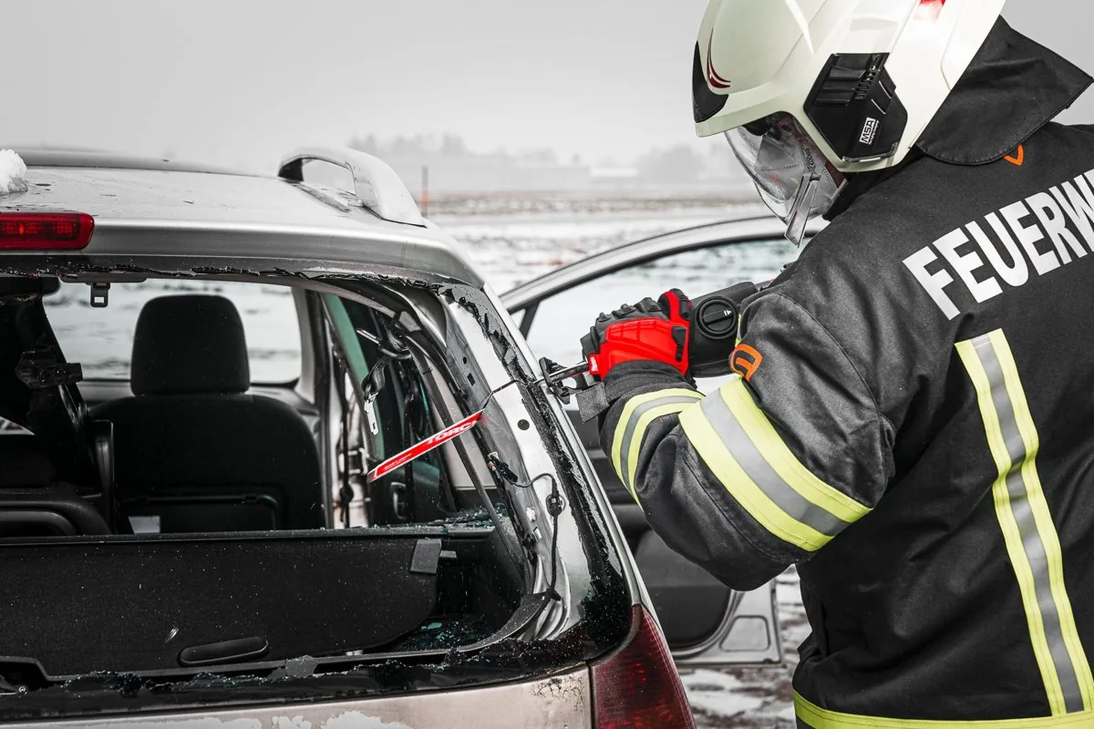 Strażak tnie M18 FSZ słupek nadwozia samochodu