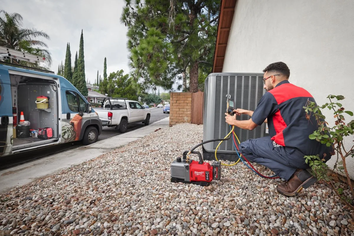 Serwisant odpompowuje instalację klimatyzacji pompą próżniową M18 FVP5