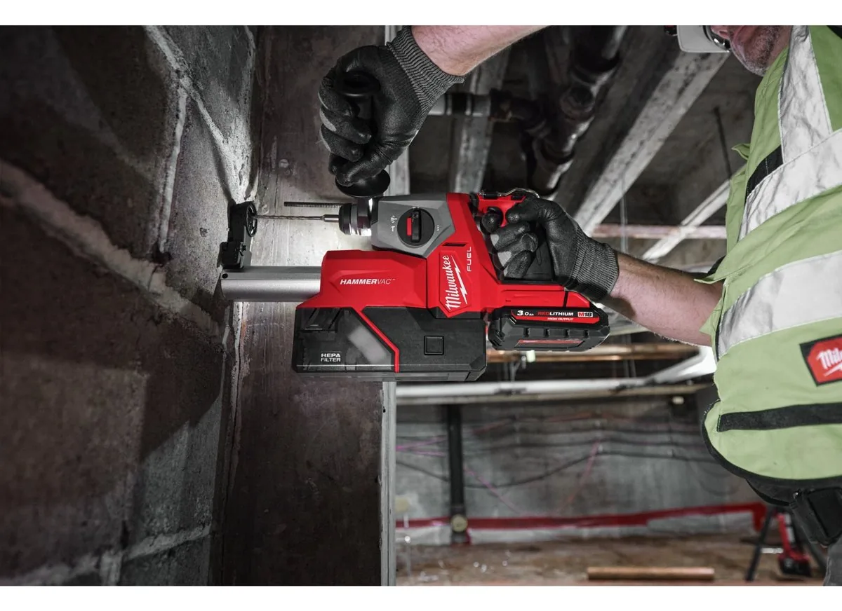 Młotowiertarka M18 FHAC16 z akumulatorem HIGH OUTPUT wierci w ścianie