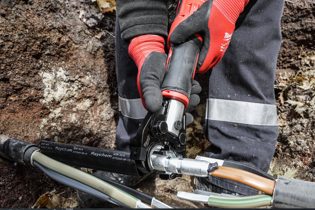 Monter zaciska złącze na kablu ziemnym w wykopie zaciskarką hydrauliczną MILWAUKEE