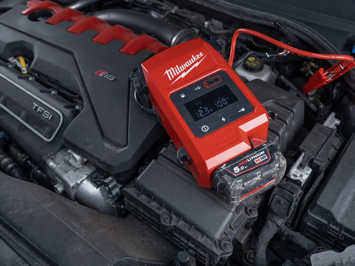 Urządzenie M18 JS2000 w komorze silnika benzynowego