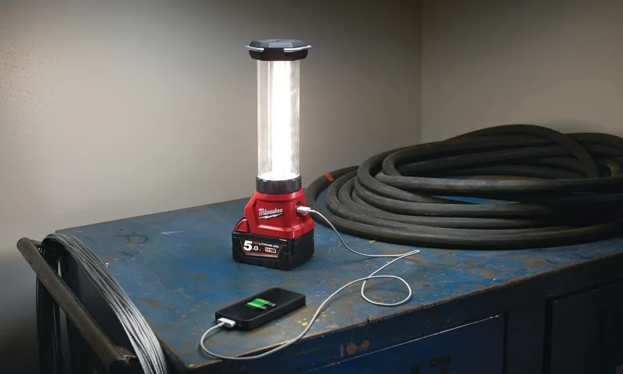 Lampa i ładowarka w jednym