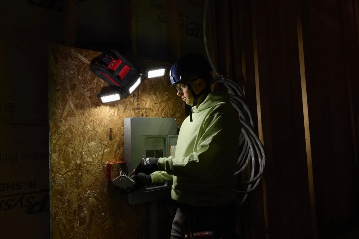 Elektryk pracuje przy ścianie w świetle lampy M18 MDTL