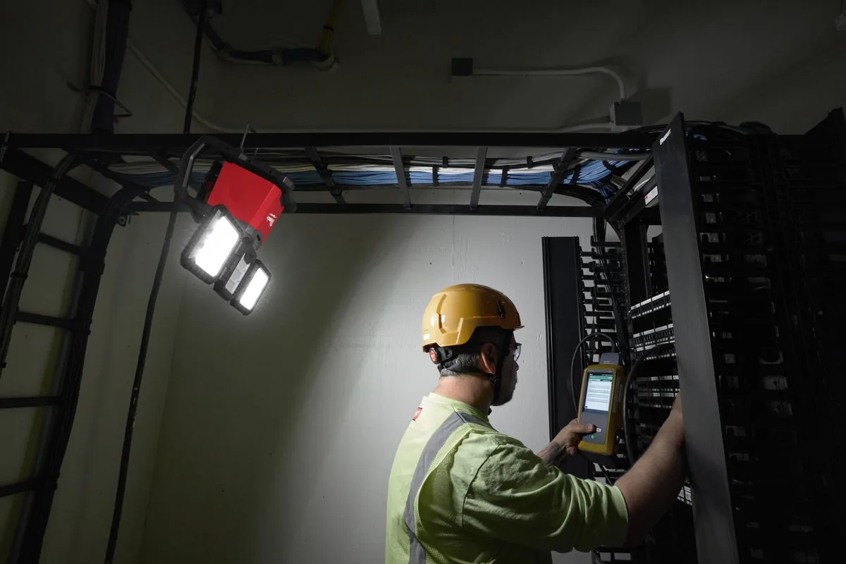 Lampa M18 MDTL w rozdzielni elektrycznej