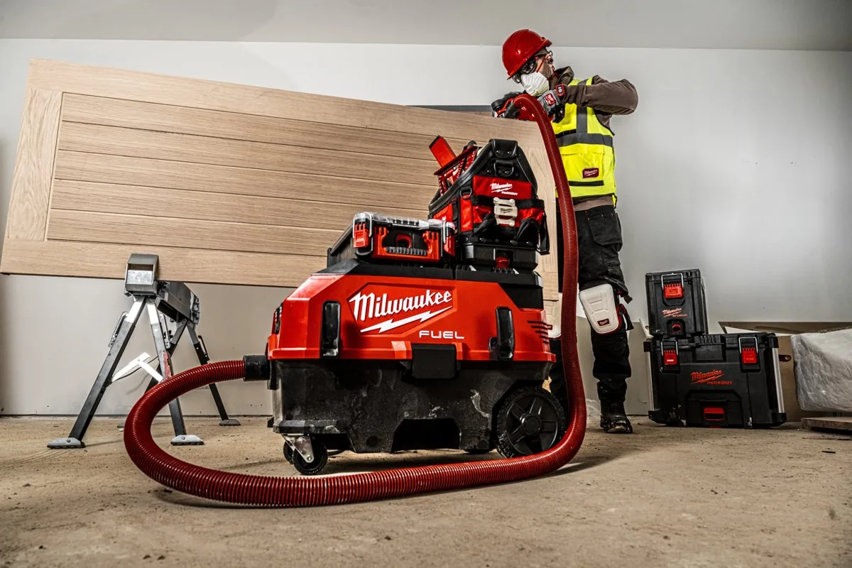 Monter tnie pilarką zagłębiarką z odkurzaczem M18 ONEF2VC34M