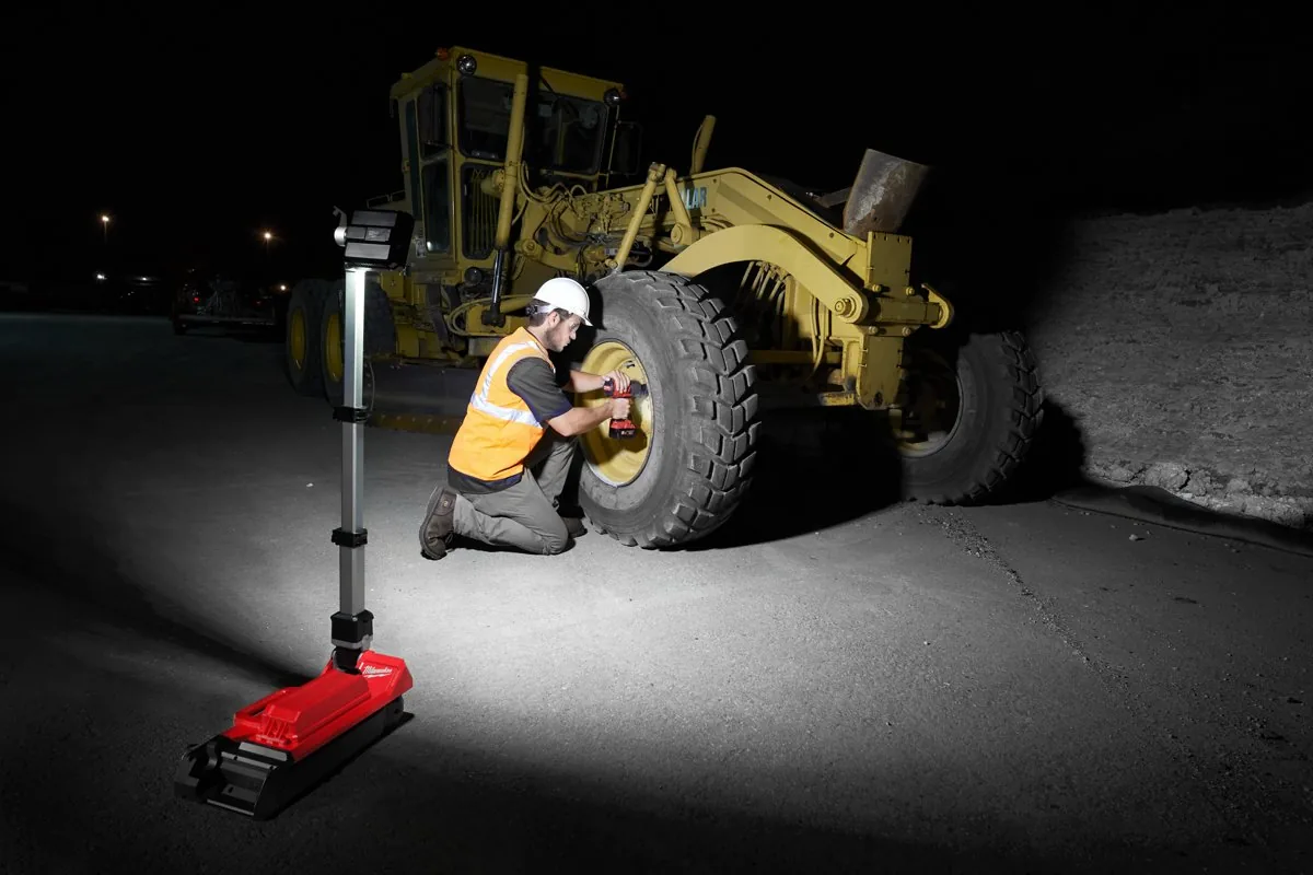 Lampa M18 ONERSAL oświetla serwis maszyny budowlanej nocą