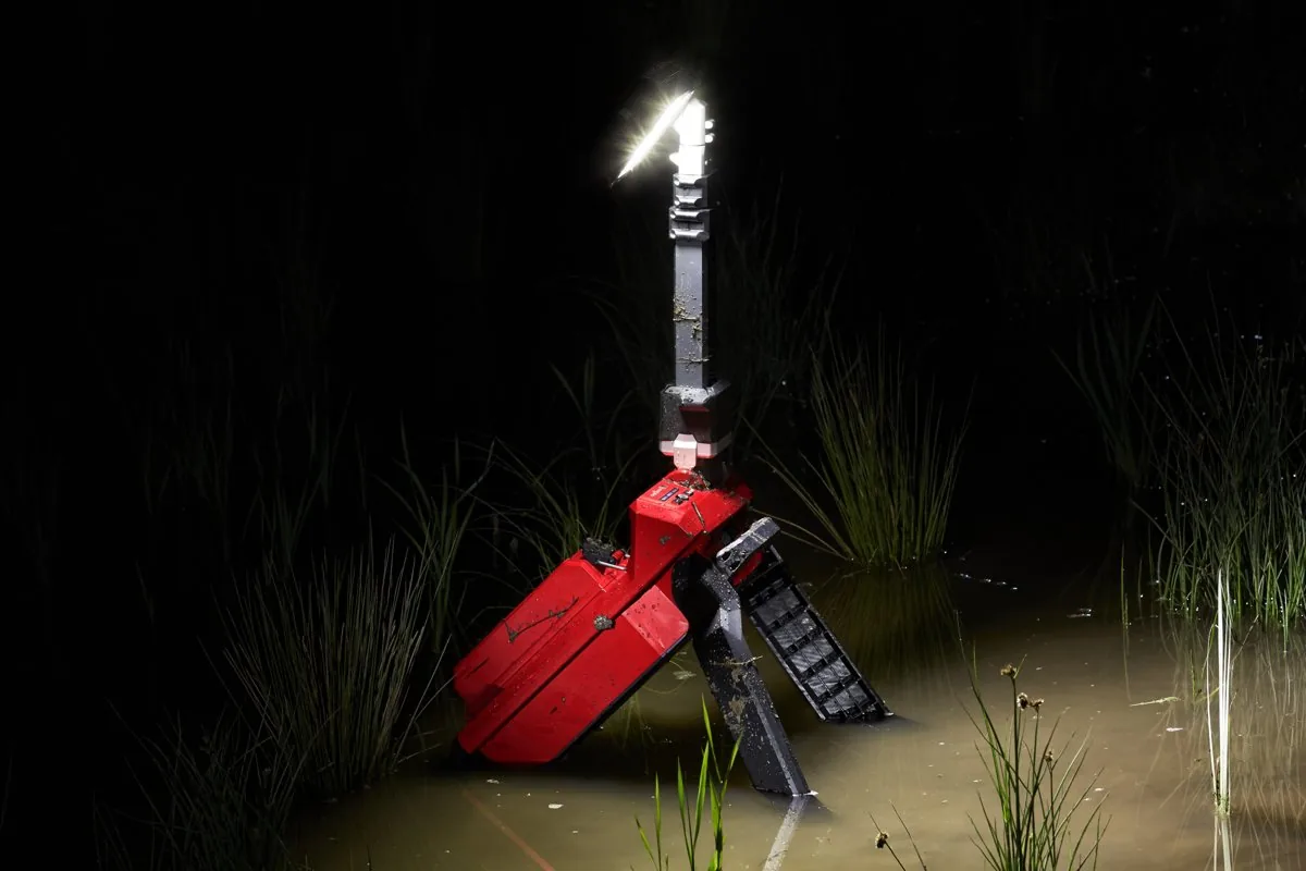 Lampa M18 ONERSAL rozstawiona na skarpie w nocy