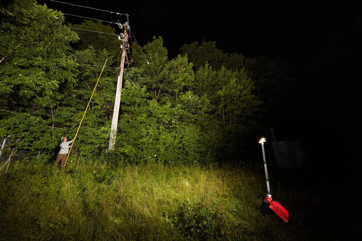 Lampa M18 ONERSAL w terenie przy słupie energetycznym