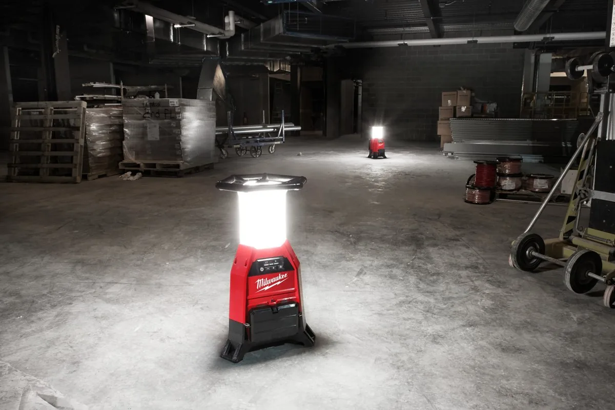 Lampa M18 ONESLDP oświetla magazyn z paletami