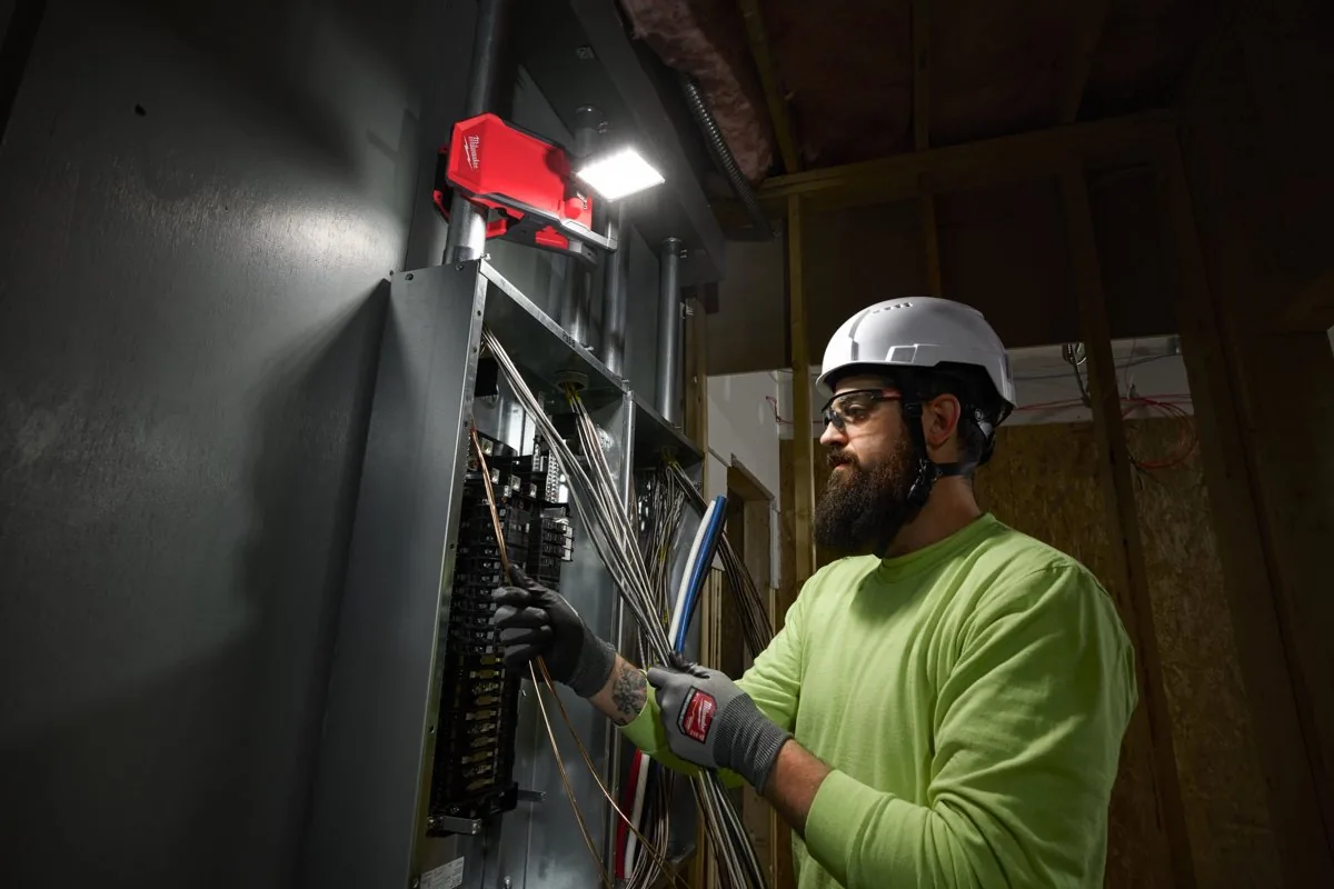 Elektryk przy instalacji w świetle lampy M18 PAL2