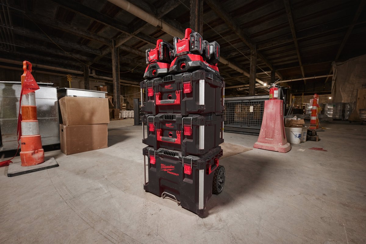 Ładowarka M18 PC6 z akumulatorami na wieży skrzynek PACKOUT na hali