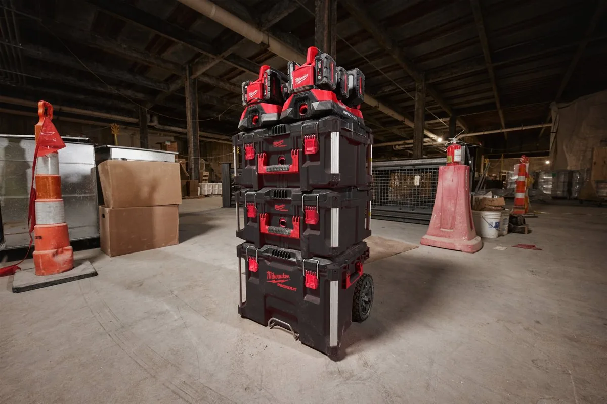 Ładowarka M18 PC6 z akumulatorami na wieży skrzynek PACKOUT na hali