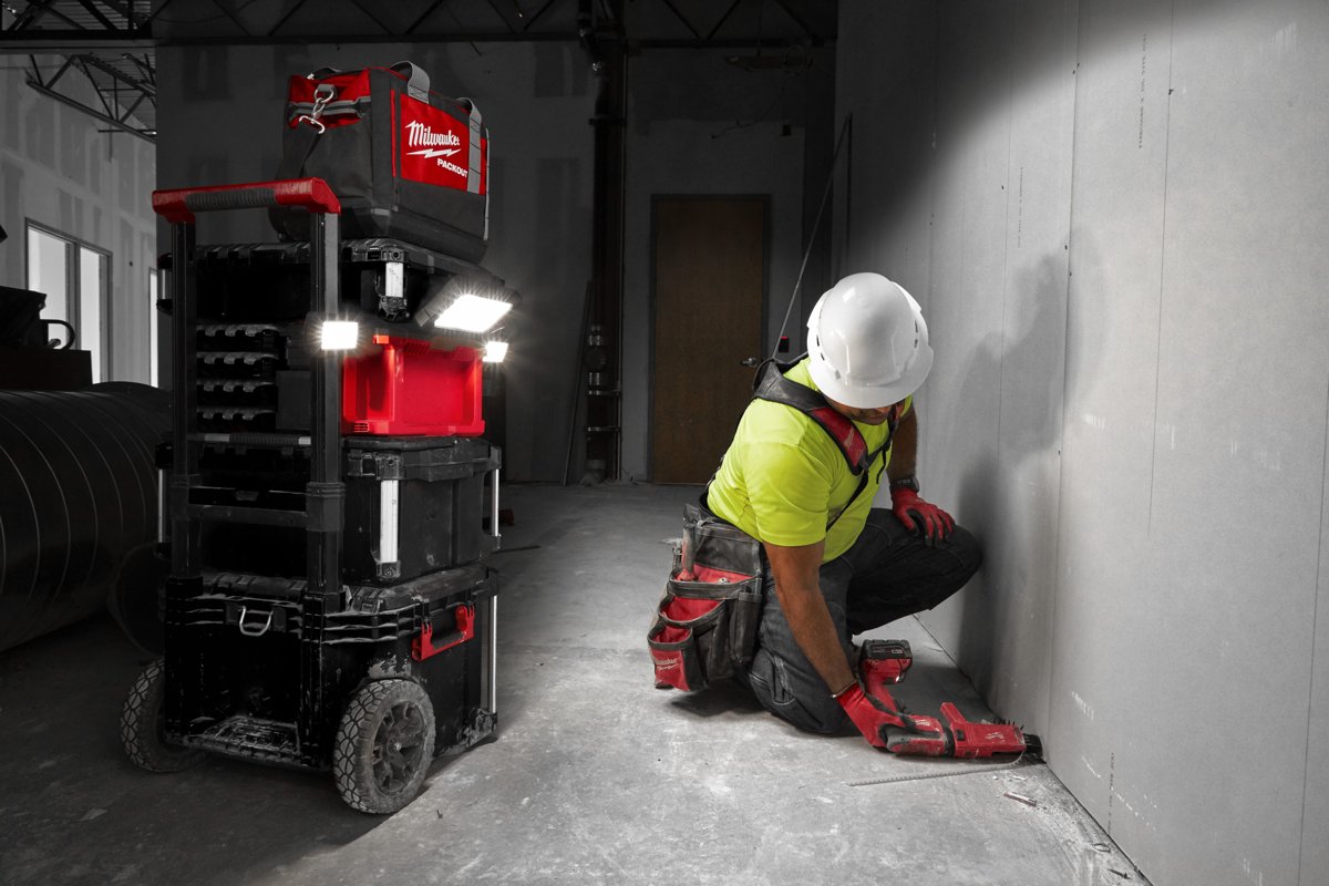 Lampa M18 POALC na wózku PACKOUT