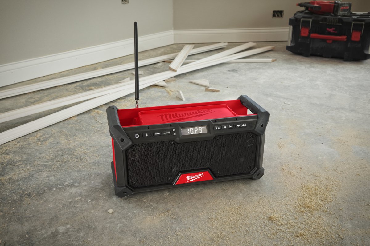Radio M18 RADDAB+G2 z wysuniętą anteną na podłodze remontowanego pokoju