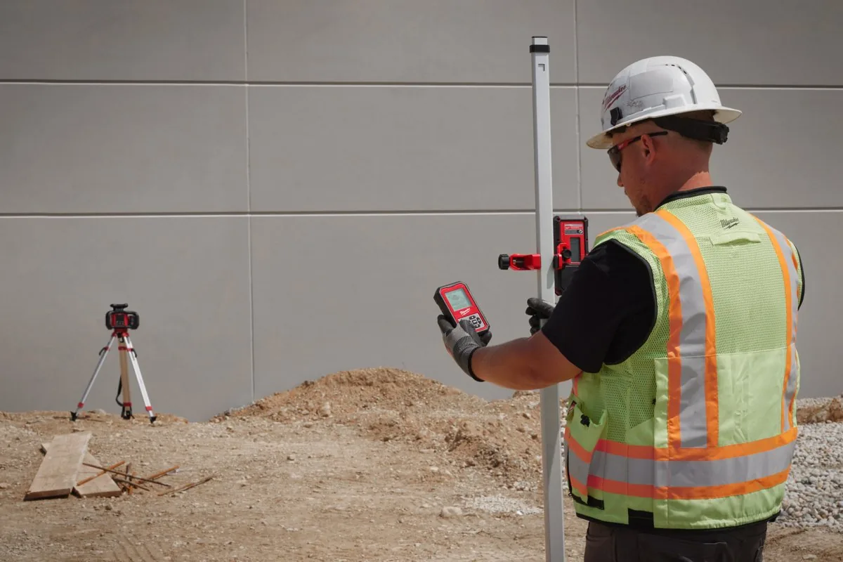 Monter z łatą i detektorem przy niwelatorze M18 RLOHV1200