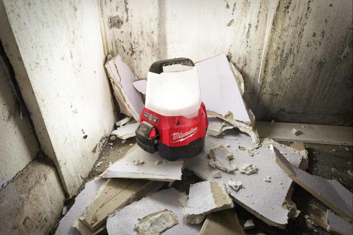 Lampa M18 TAL wśród gruzu na budowie