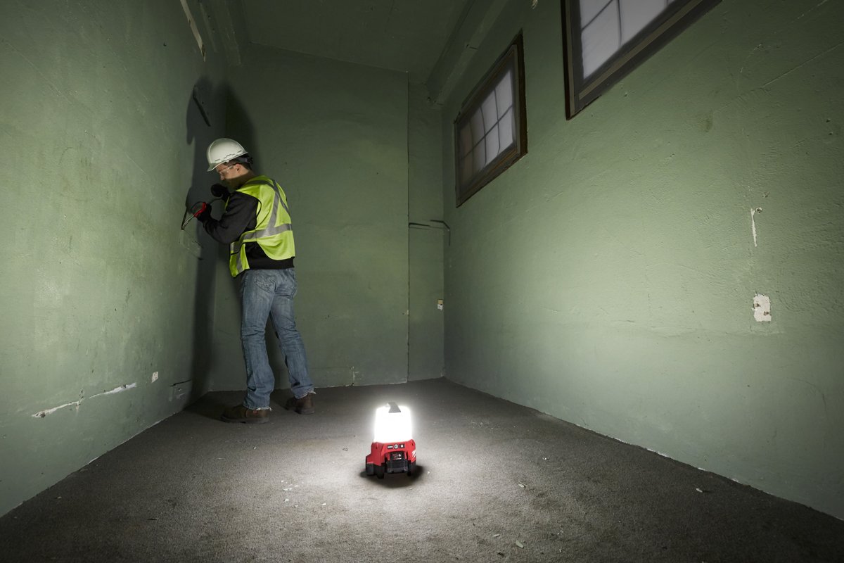 Lampa M18 TAL oświetlająca puste pomieszczenie