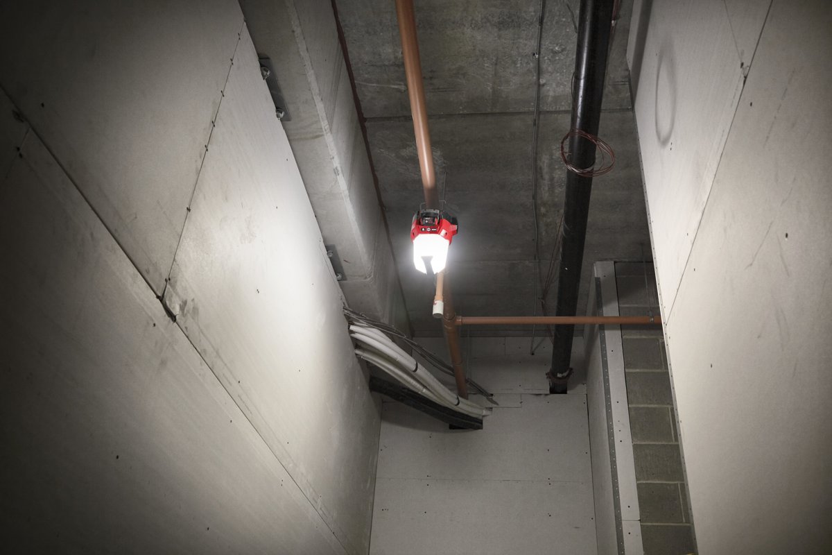 Lampa M18 TAL zawieszona w szybie instalacyjnym