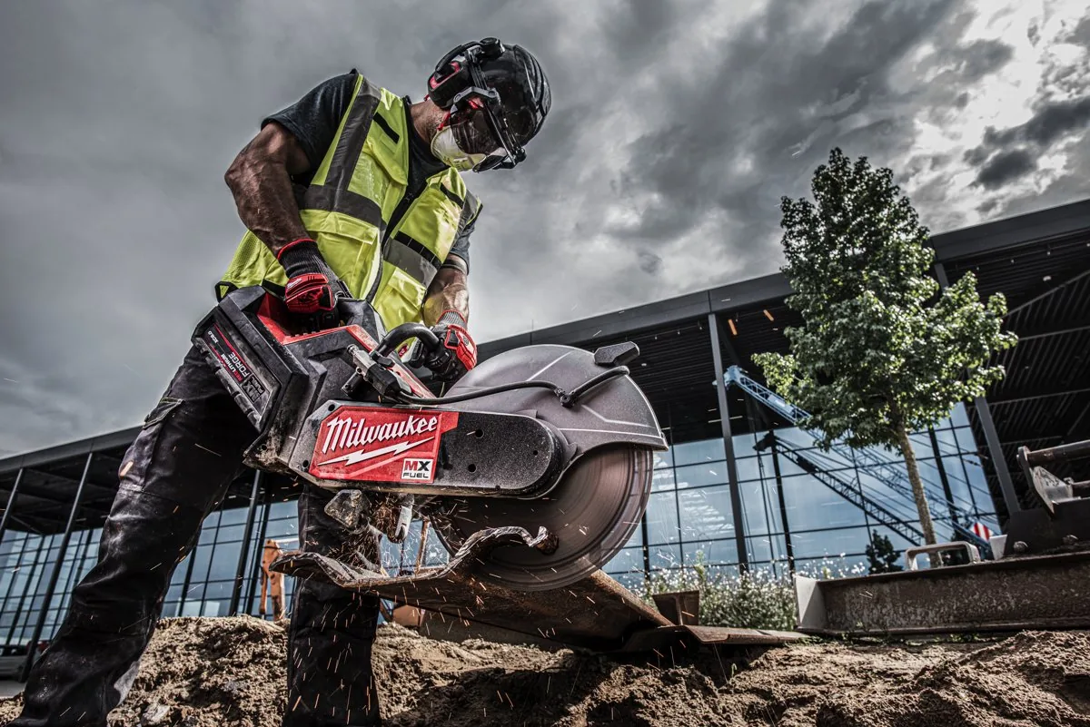 Przecinarka MXF COS350G2 tnie beton na placu budowy