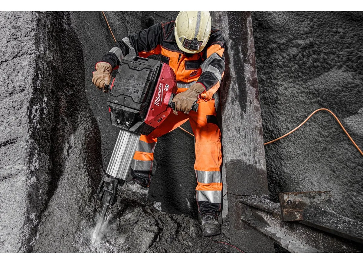 Operator rozkuwa beton w wykopie młotem MXF DH2528H