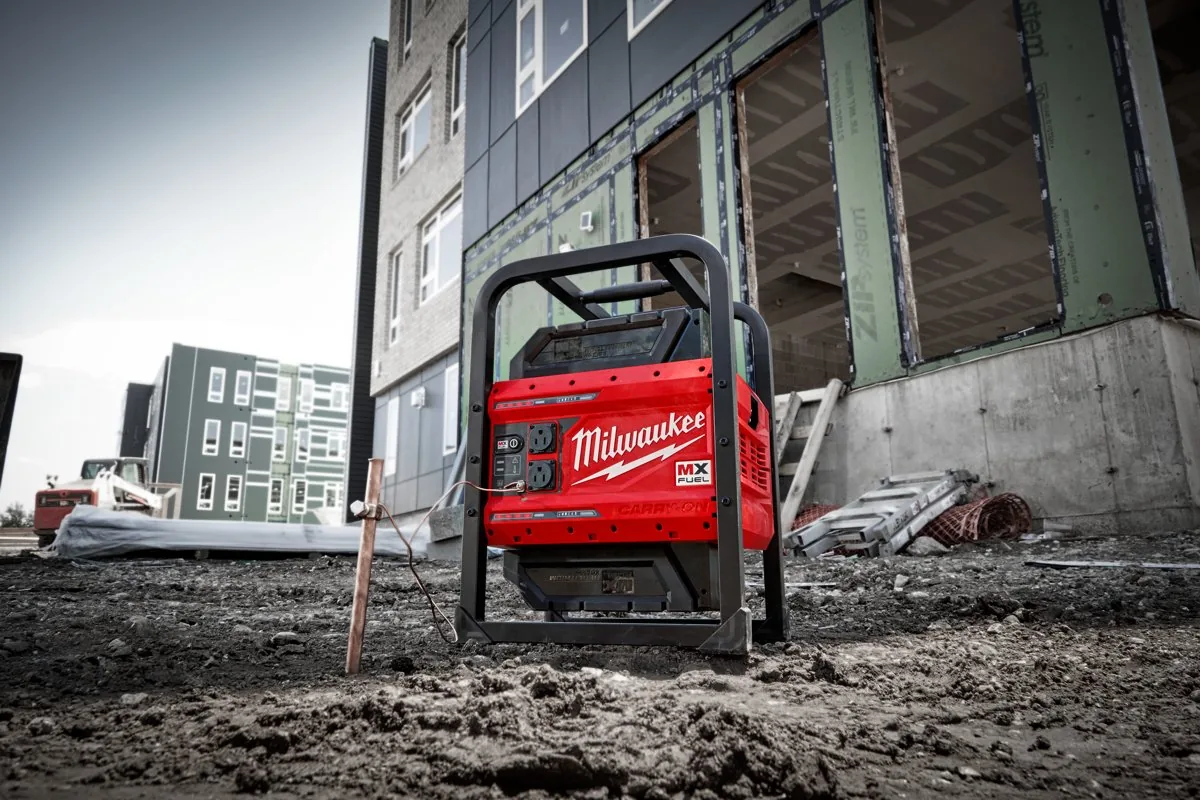 Generator MXF PS przy elewacji budynku