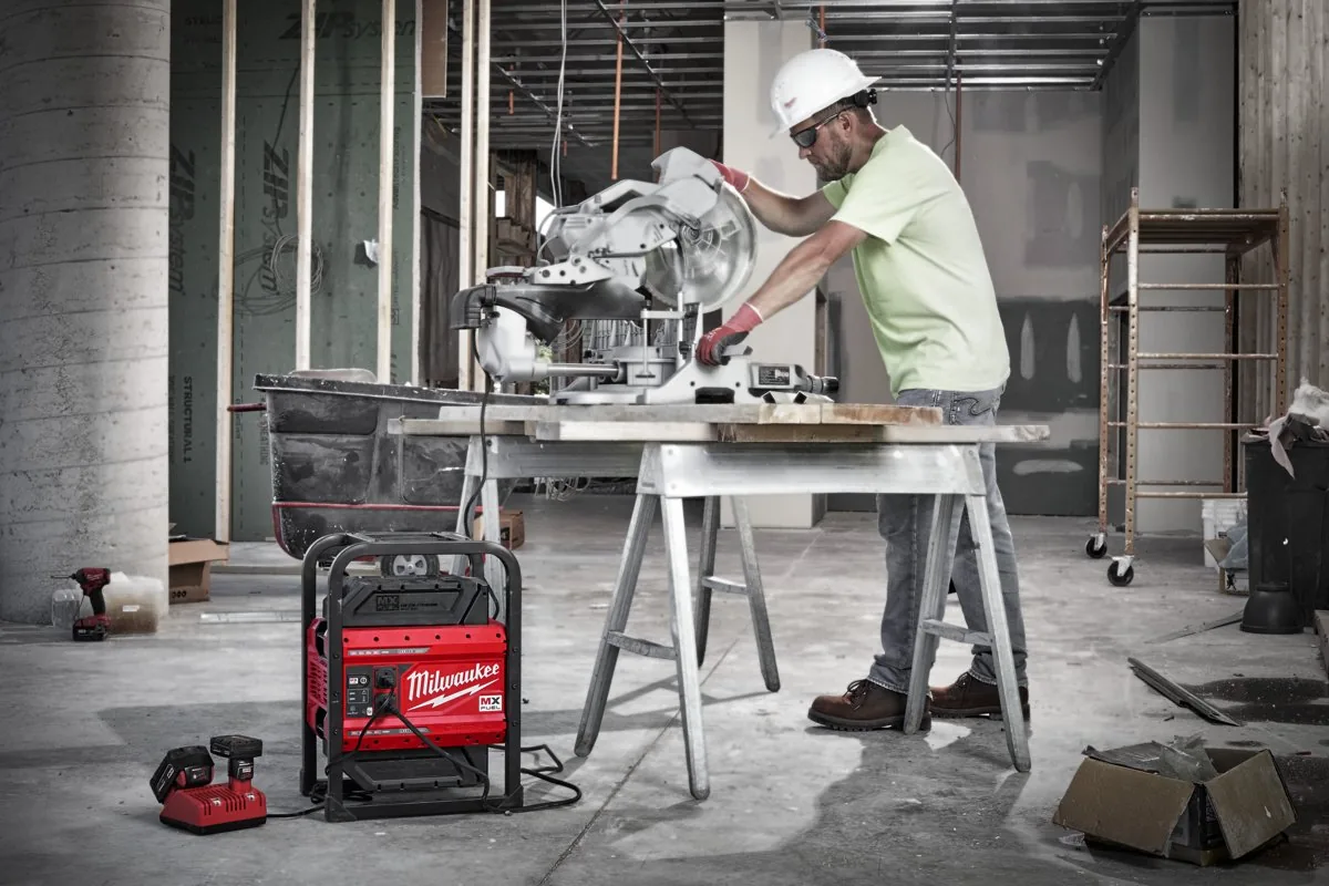 Generator MXF PS zasila pilarkę ukośną w budynku